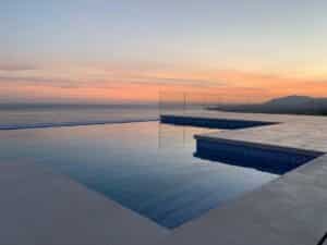 piscina en diagonal con vistas al mar
